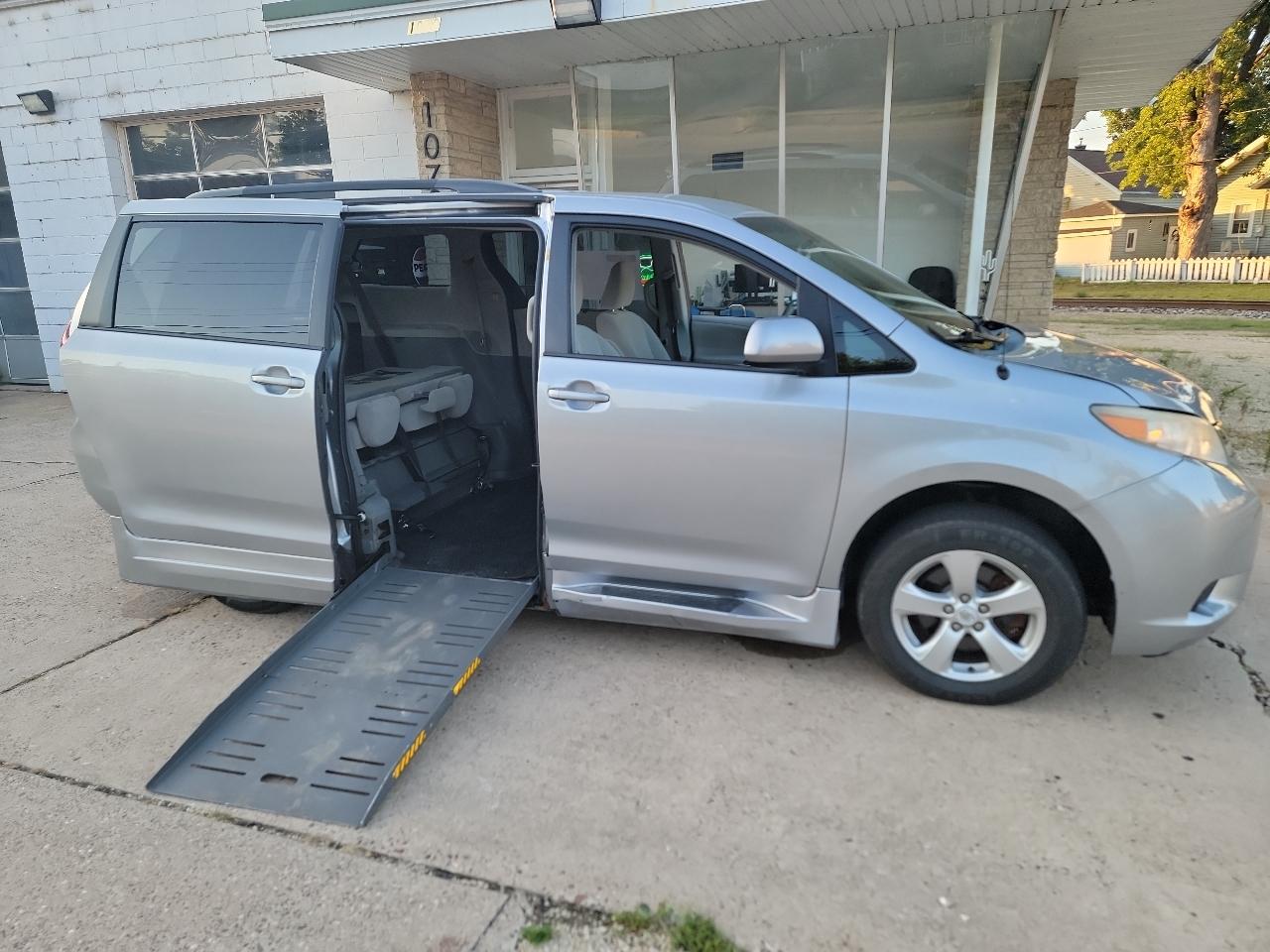 Toyota Sienna LE - 7 Passenger 2012