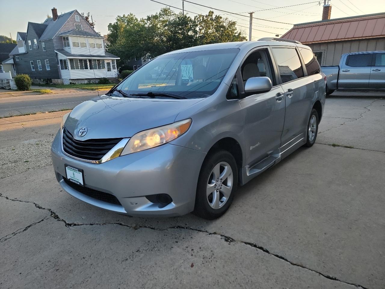 Toyota Sienna LE - 7 Passenger 2012