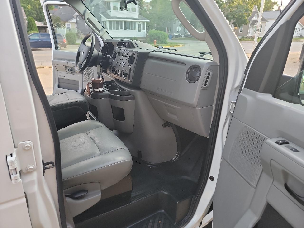 Ford Econoline E-250 2012