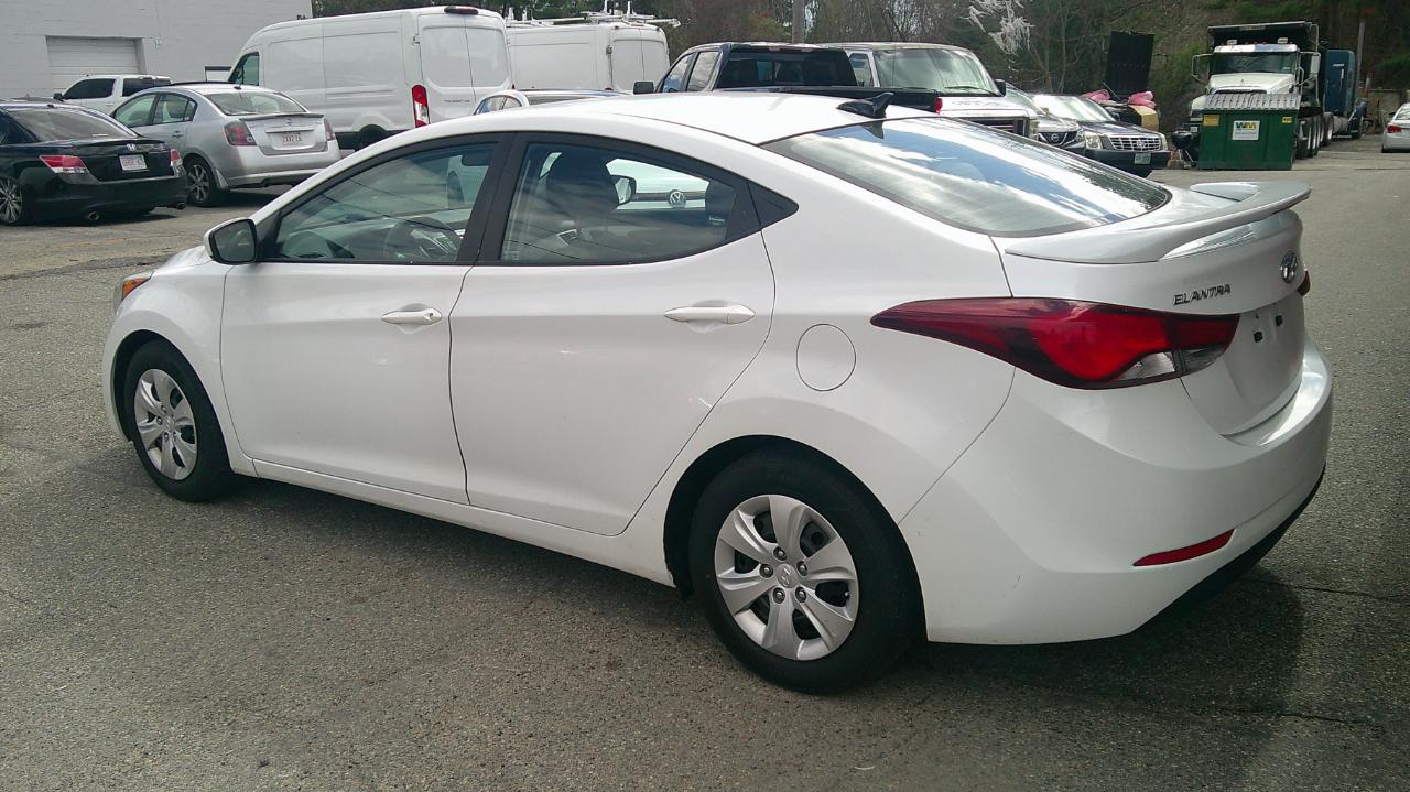 Hyundai Elantra SE 6AT 2016