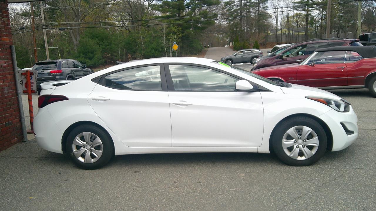 Hyundai Elantra SE 6AT 2016