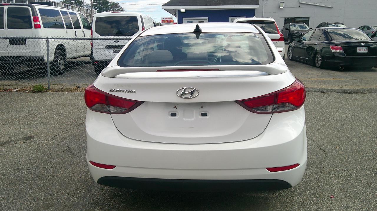 Hyundai Elantra SE 6AT 2016