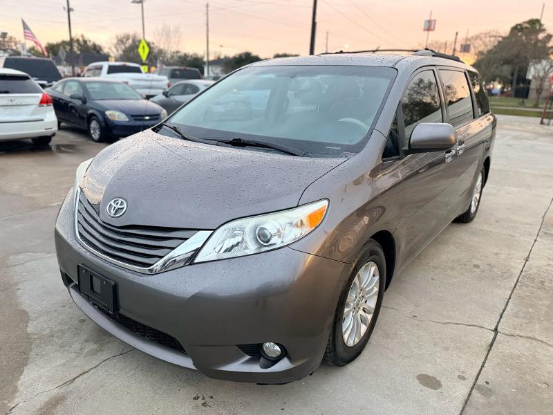 2013 Toyota Sienna XLE FWD 8-Passenger V6