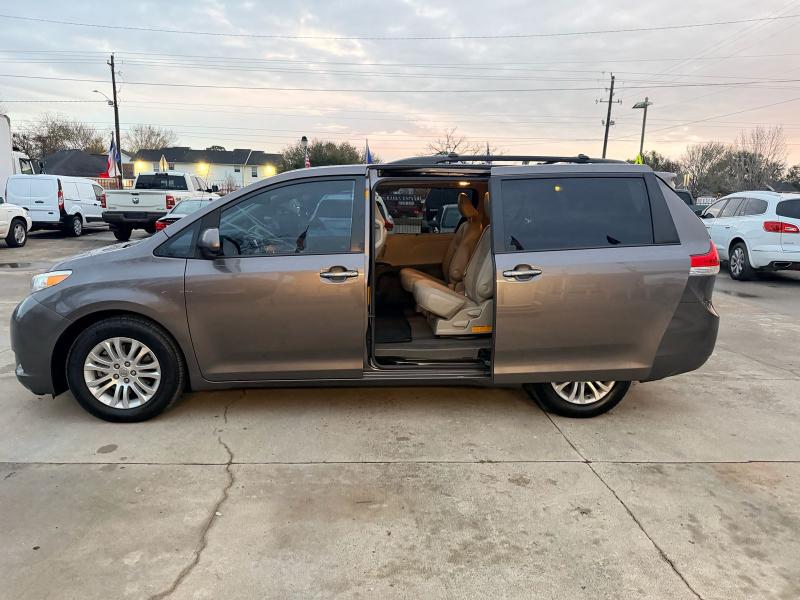 Toyota Sienna XLE FWD 8-Passenger V6 2013