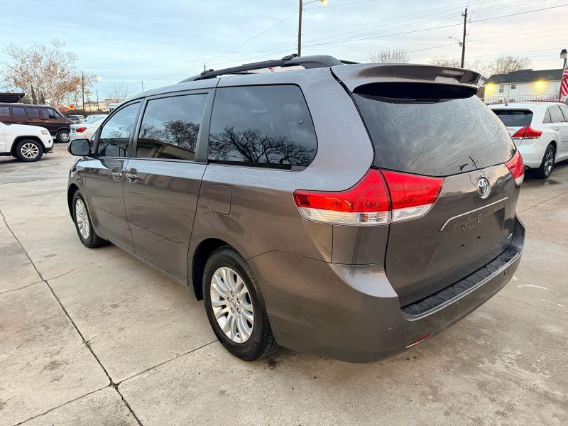 Toyota Sienna XLE FWD 8-Passenger V6 2013