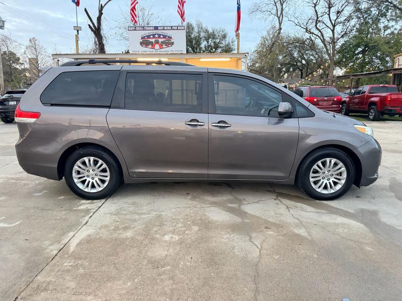 Toyota Sienna XLE FWD 8-Passenger V6 2013