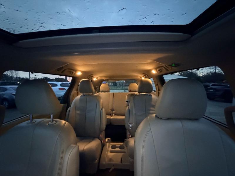 Toyota Sienna XLE FWD 8-Passenger V6 2013