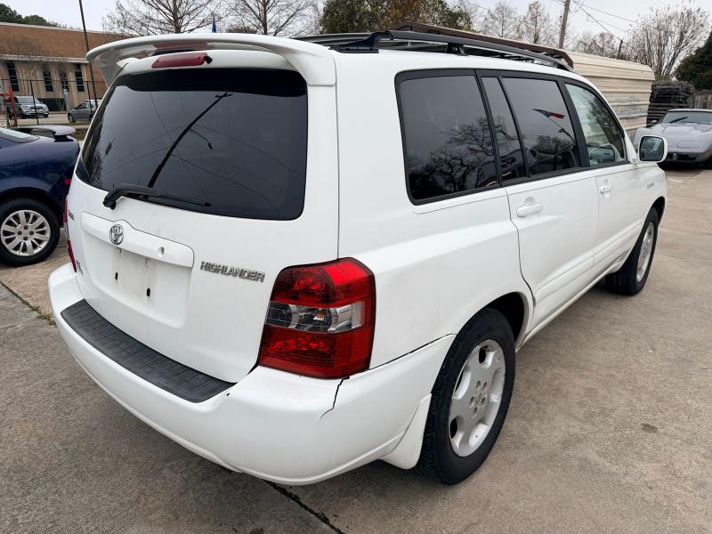 Toyota Highlander V6 2WD with 3rd-Row Seat 2004