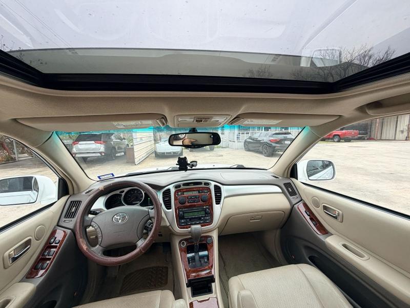 Toyota Highlander V6 2WD with 3rd-Row Seat 2004
