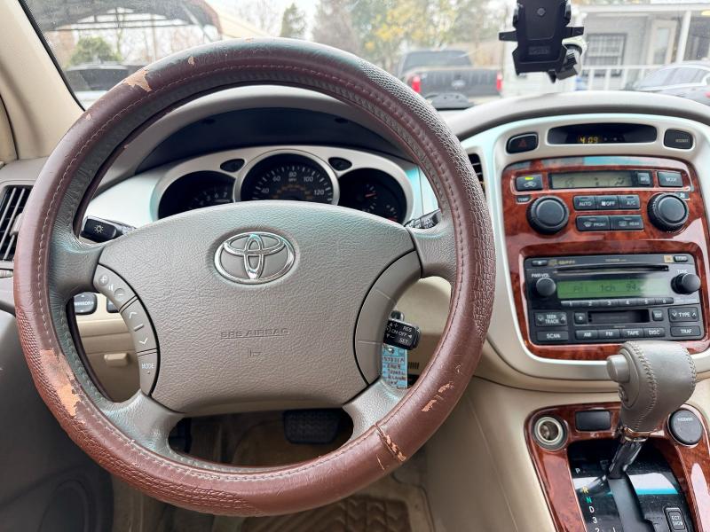 Toyota Highlander V6 2WD with 3rd-Row Seat 2004
