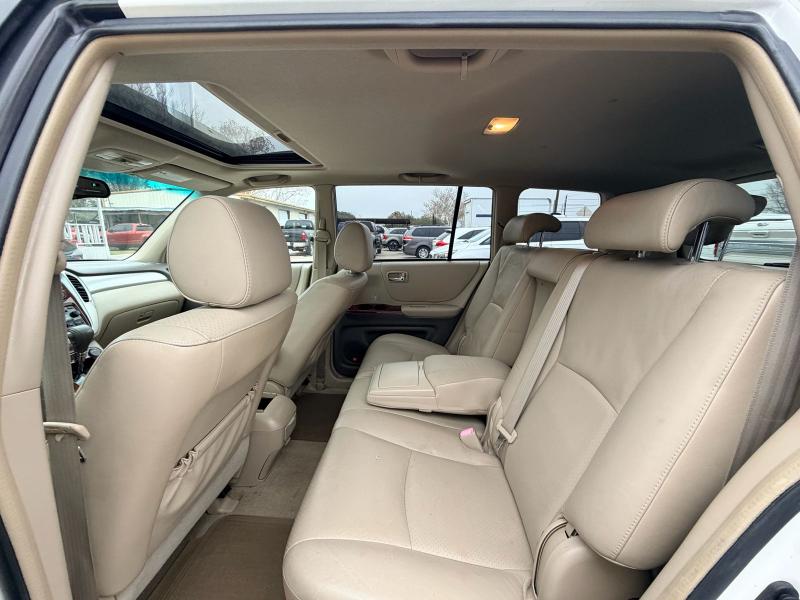 Toyota Highlander V6 2WD with 3rd-Row Seat 2004