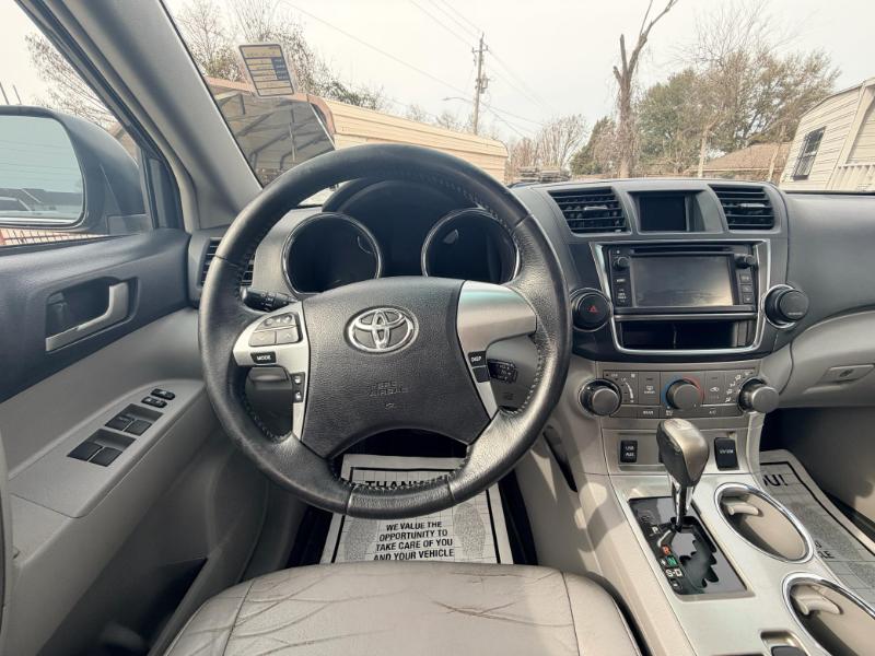 Toyota Highlander Base 2WD V6 2013