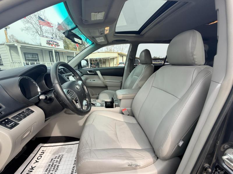 Toyota Highlander Base 2WD V6 2013