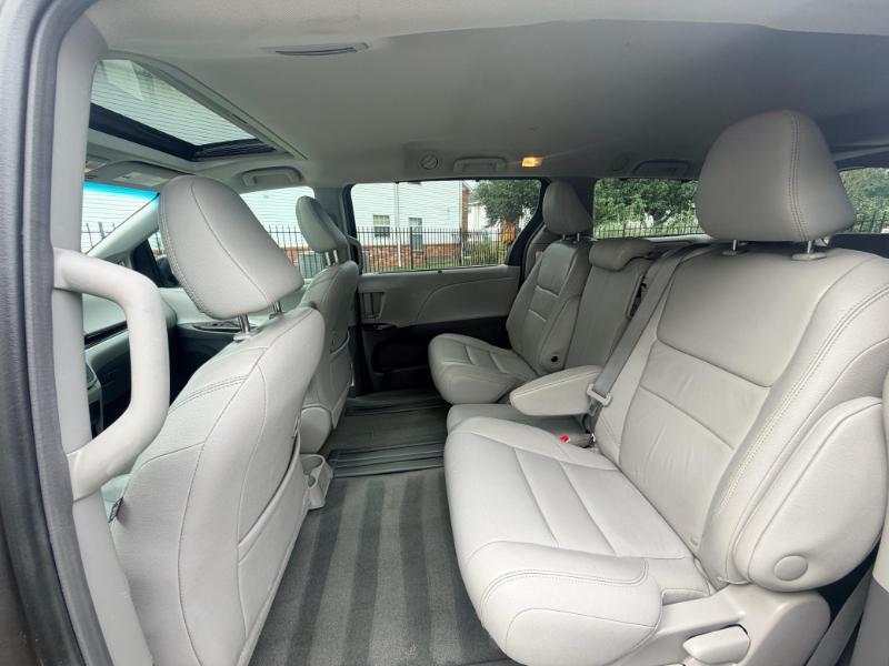Toyota Sienna XLE FWD 8-Passenger V6 2016
