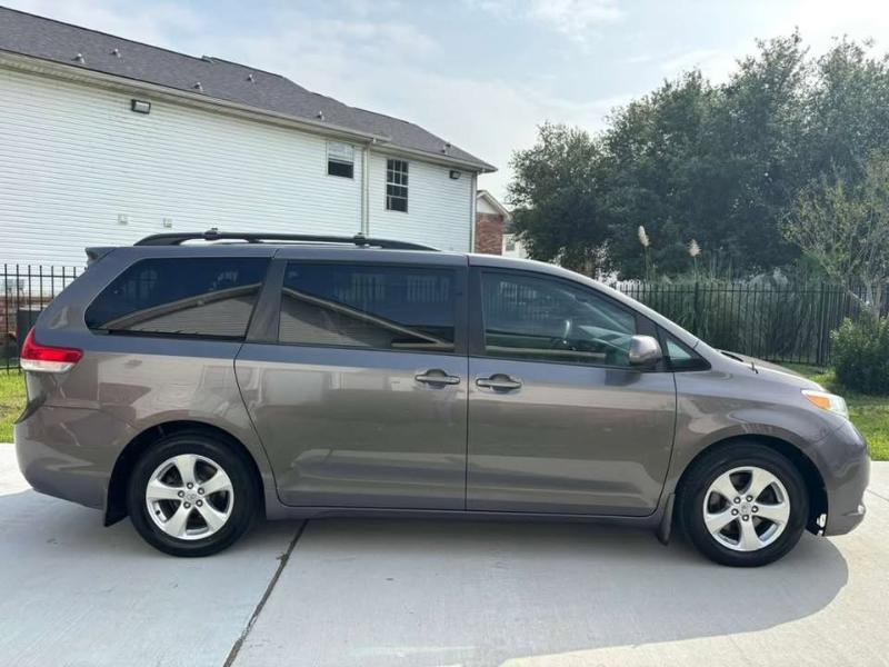 Toyota Sienna LE FWD 8-Passenger V6 2014