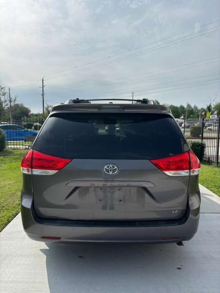 Toyota Sienna LE FWD 8-Passenger V6 2014