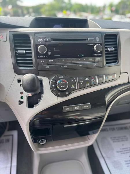 Toyota Sienna LE FWD 8-Passenger V6 2014