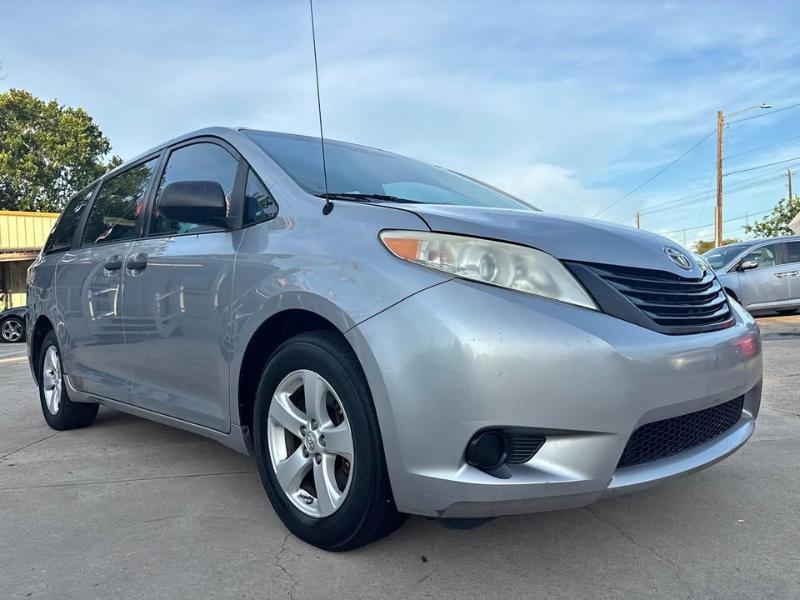Toyota Sienna FWD 7-Passenger I4 2012