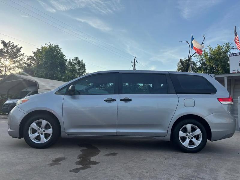 Toyota Sienna FWD 7-Passenger I4 2012