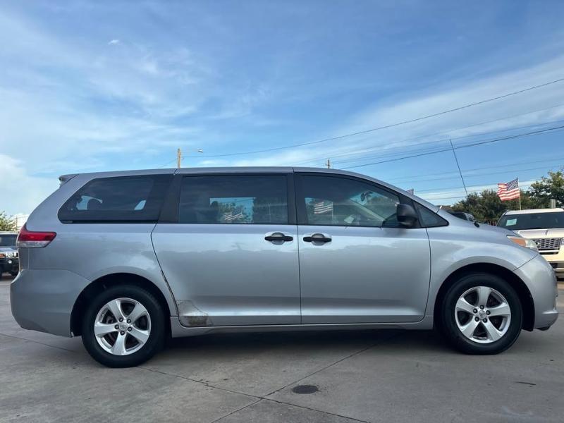 Toyota Sienna FWD 7-Passenger I4 2012