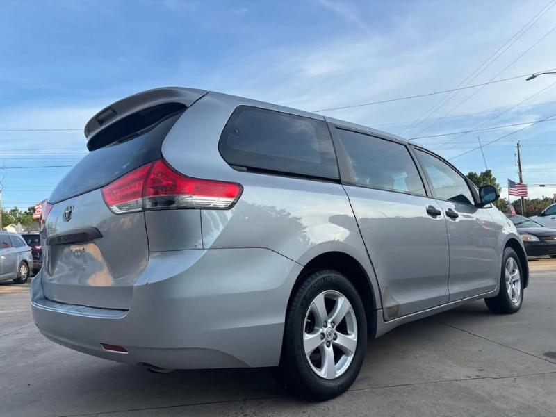 Toyota Sienna FWD 7-Passenger I4 2012