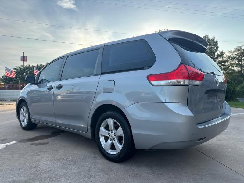 Toyota Sienna FWD 7-Passenger I4 2012