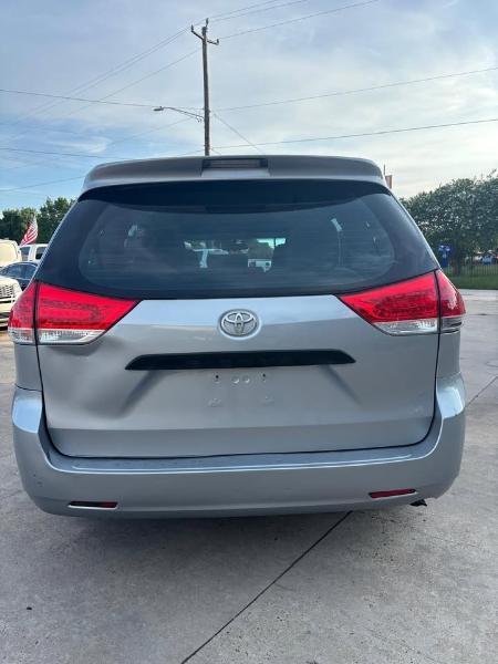 Toyota Sienna FWD 7-Passenger I4 2012