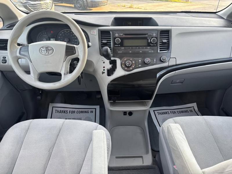 Toyota Sienna FWD 7-Passenger I4 2012