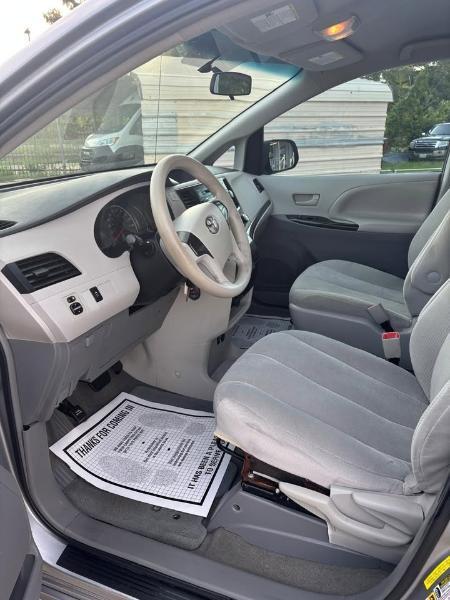 Toyota Sienna FWD 7-Passenger I4 2012