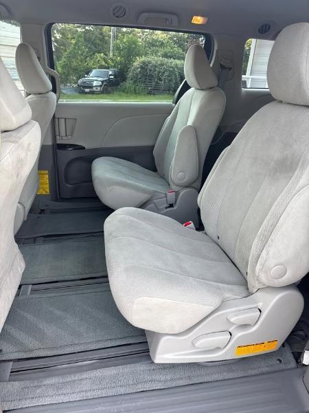 Toyota Sienna FWD 7-Passenger I4 2012