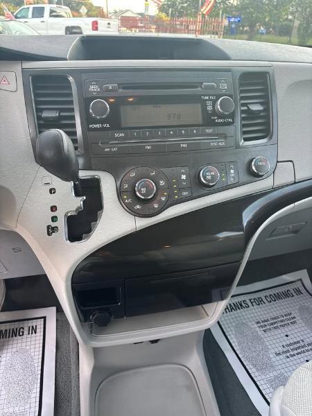 Toyota Sienna FWD 7-Passenger I4 2012