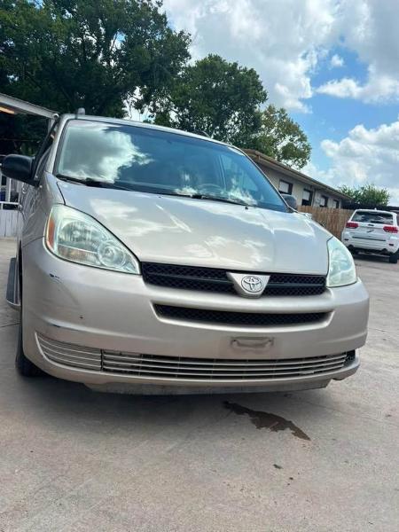 Toyota Sienna LE - 7 Passenger 2004