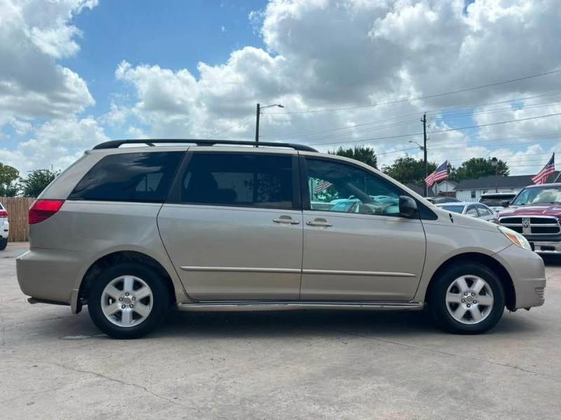 Toyota Sienna LE - 7 Passenger 2004