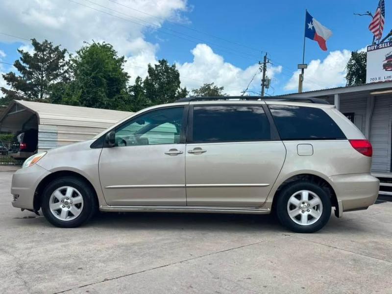 Toyota Sienna LE - 7 Passenger 2004