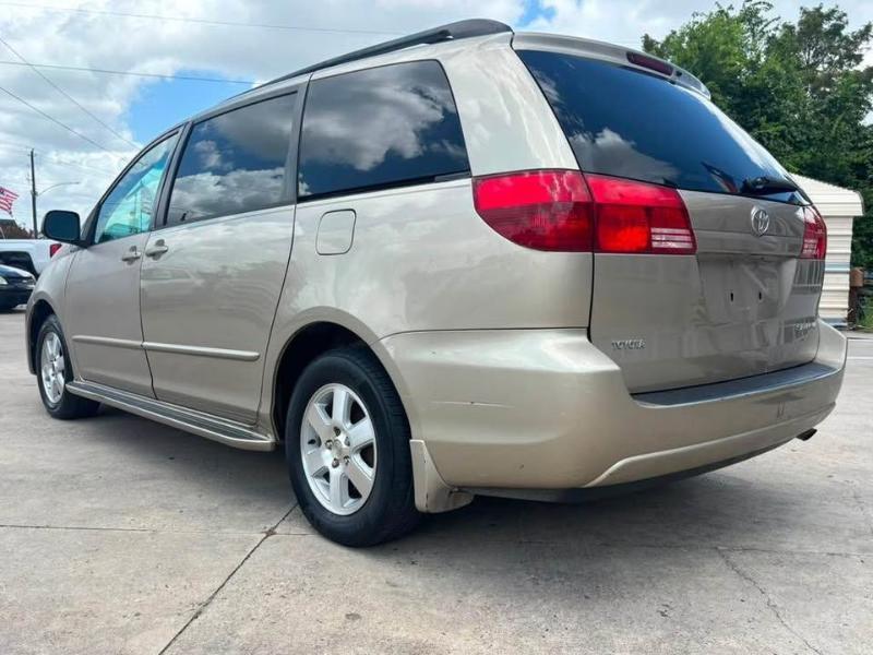 Toyota Sienna LE - 7 Passenger 2004