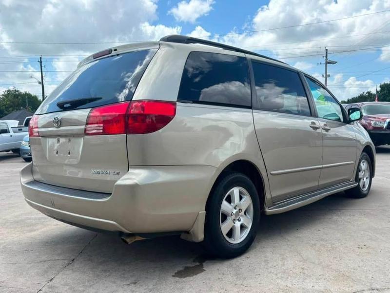 Toyota Sienna LE - 7 Passenger 2004