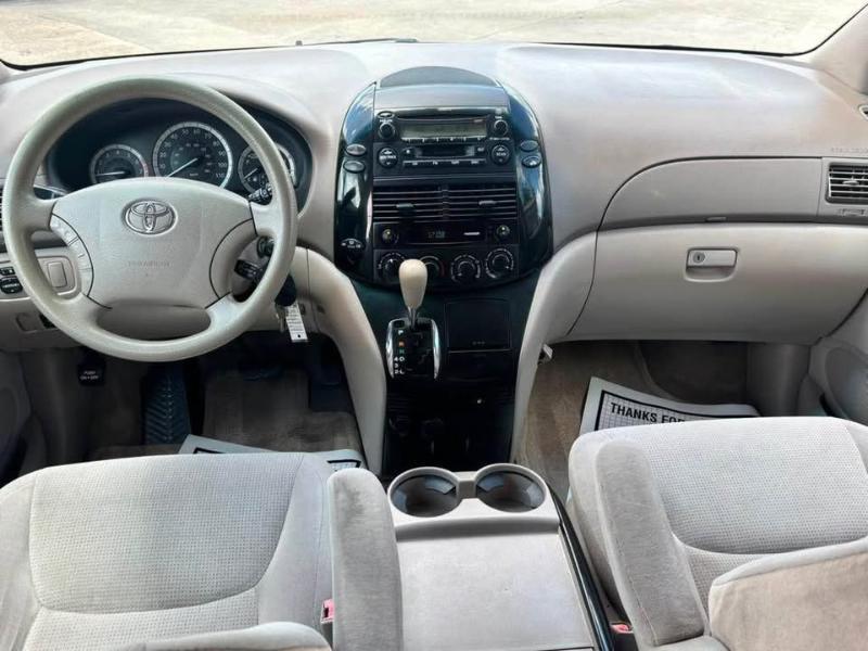 Toyota Sienna LE - 7 Passenger 2004