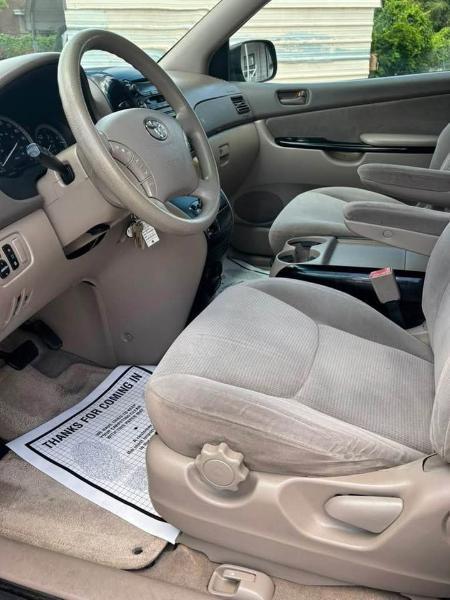 Toyota Sienna LE - 7 Passenger 2004