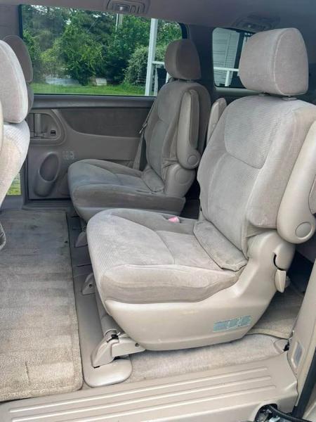 Toyota Sienna LE - 7 Passenger 2004