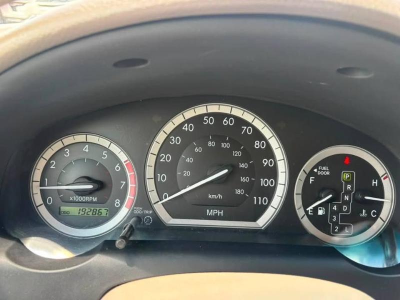 Toyota Sienna LE - 7 Passenger 2004
