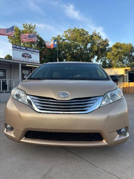 Toyota Sienna Limited 7-Pass V6 2011