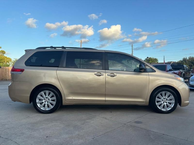 Toyota Sienna Limited 7-Pass V6 2011