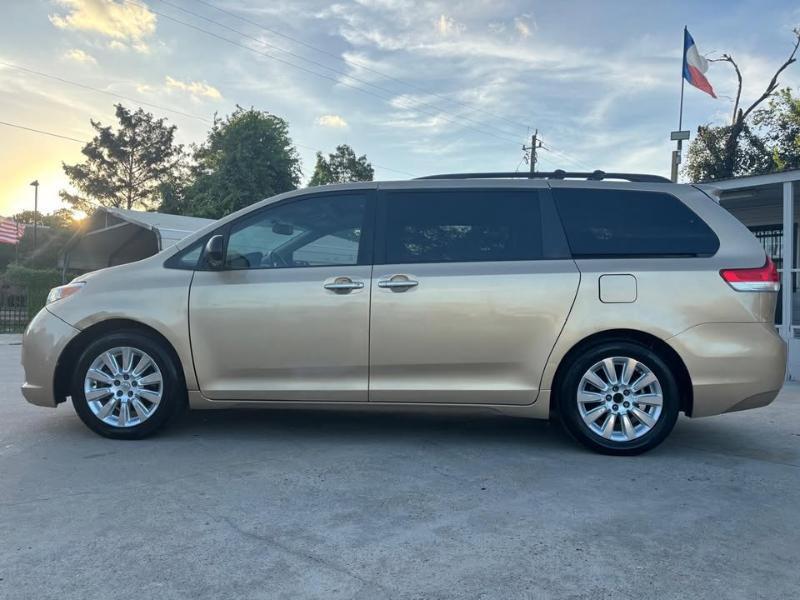 Toyota Sienna Limited 7-Pass V6 2011