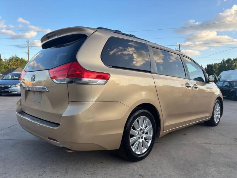 Toyota Sienna Limited 7-Pass V6 2011