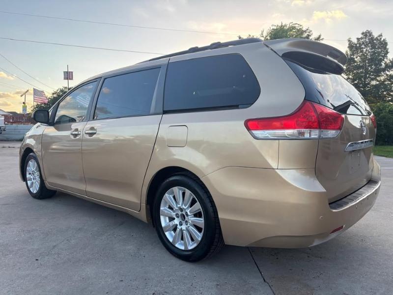 Toyota Sienna Limited 7-Pass V6 2011