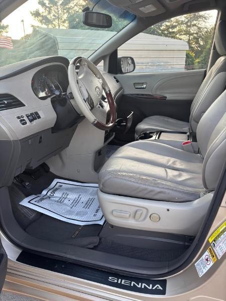 Toyota Sienna Limited 7-Pass V6 2011