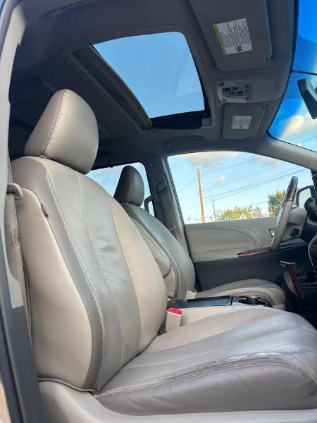 Toyota Sienna Limited 7-Pass V6 2011