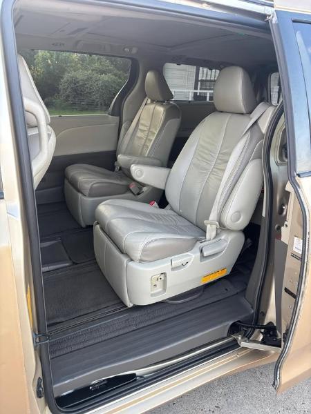 Toyota Sienna Limited 7-Pass V6 2011
