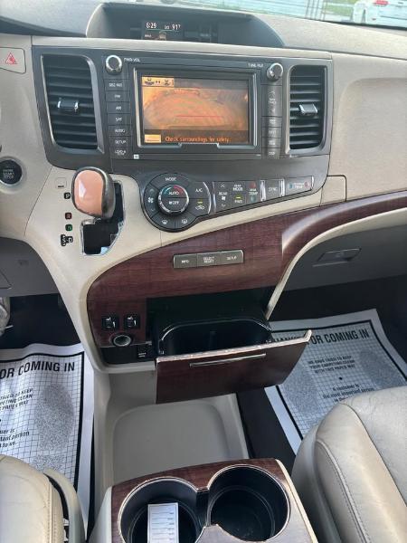 Toyota Sienna Limited 7-Pass V6 2011