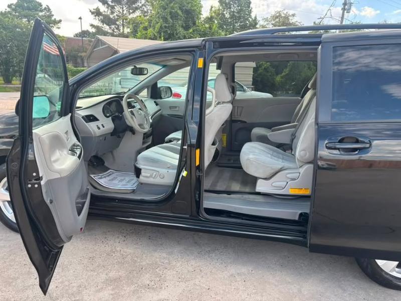 Toyota Sienna LE FWD 8-Passenger V6 2014